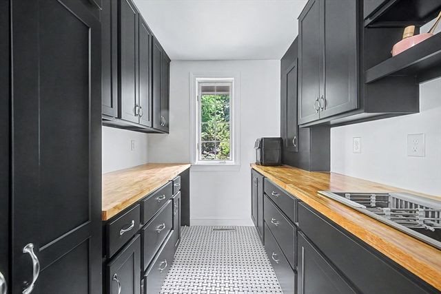 6 N Mill St, Hopkinton, MA 01748