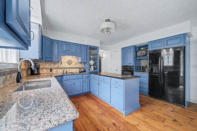 6 N Mill St, Hopkinton, MA 01748