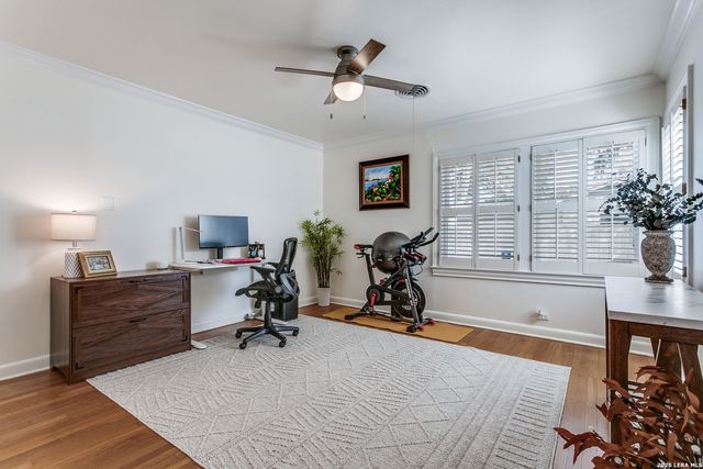 325 Canterbury Hill, Terrell Hills, TX 78209