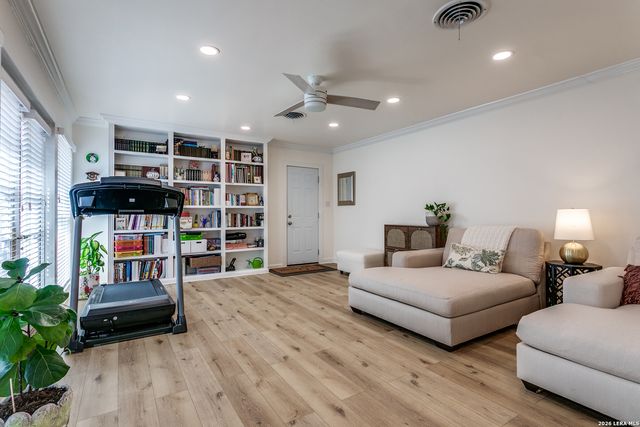 325 Canterbury Hill, Terrell Hills, TX 78209