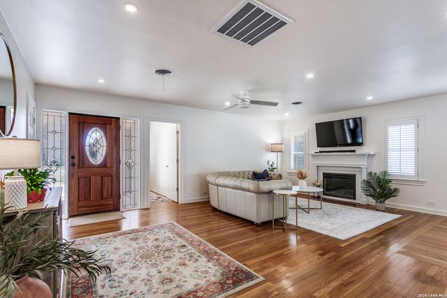 325 Canterbury Hill, Terrell Hills, TX 78209