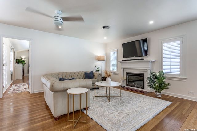 325 Canterbury Hill, Terrell Hills, TX 78209