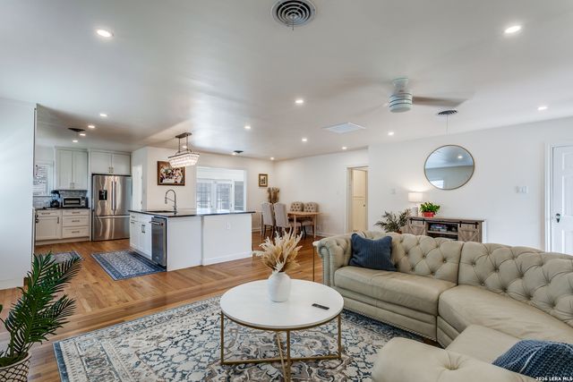 325 Canterbury Hill, Terrell Hills, TX 78209