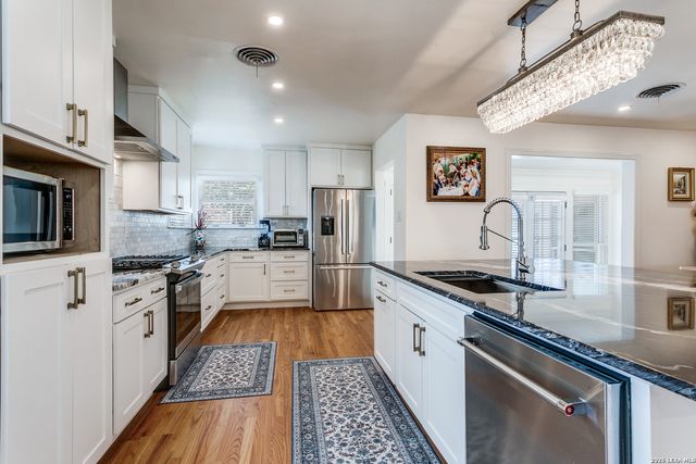 325 Canterbury Hill, Terrell Hills, TX 78209