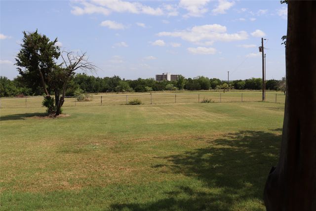 1147 Riverview Drive, Cleburne, TX 76033