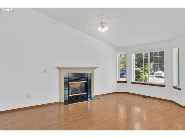 210 S MEREDITH Dr, Newberg, OR 97132