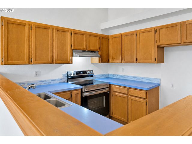 210 S MEREDITH Dr, Newberg, OR 97132