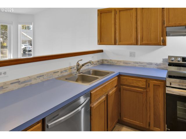 210 S MEREDITH Dr, Newberg, OR 97132