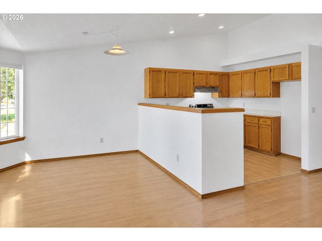 210 S MEREDITH Dr, Newberg, OR 97132