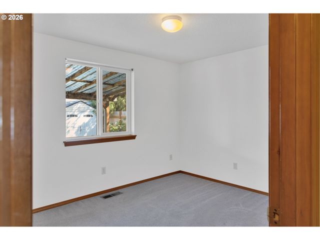 210 S MEREDITH Dr, Newberg, OR 97132