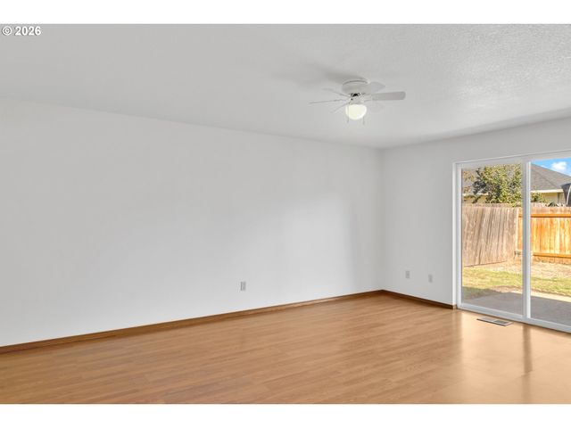 210 S MEREDITH Dr, Newberg, OR 97132