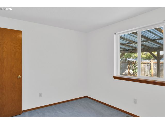 210 S MEREDITH Dr, Newberg, OR 97132