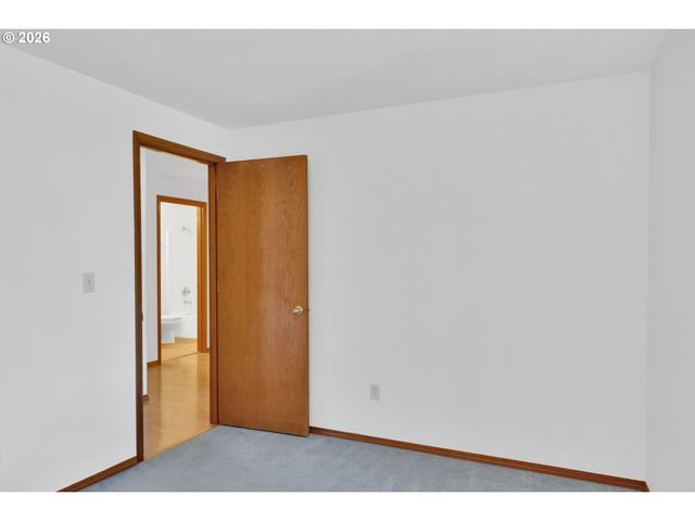 210 S MEREDITH Dr, Newberg, OR 97132