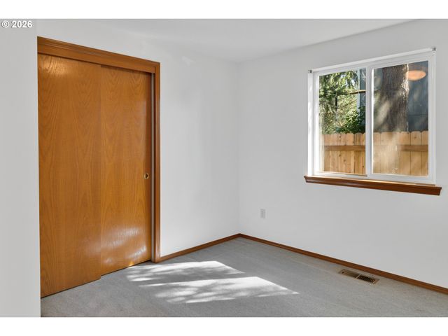 210 S MEREDITH Dr, Newberg, OR 97132