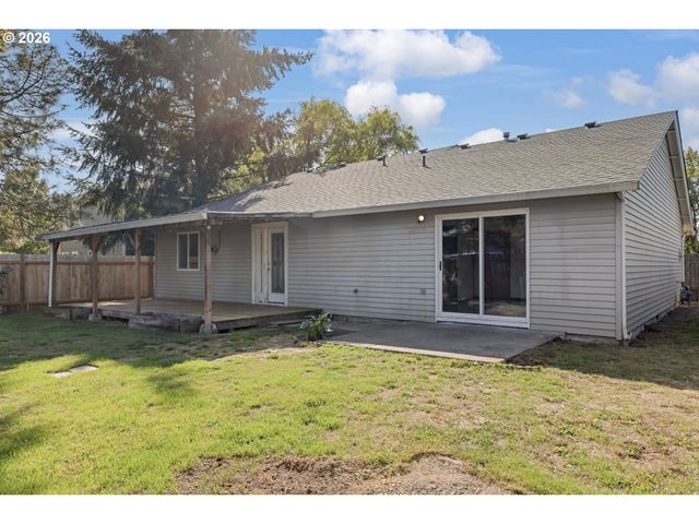 210 S MEREDITH Dr, Newberg, OR 97132