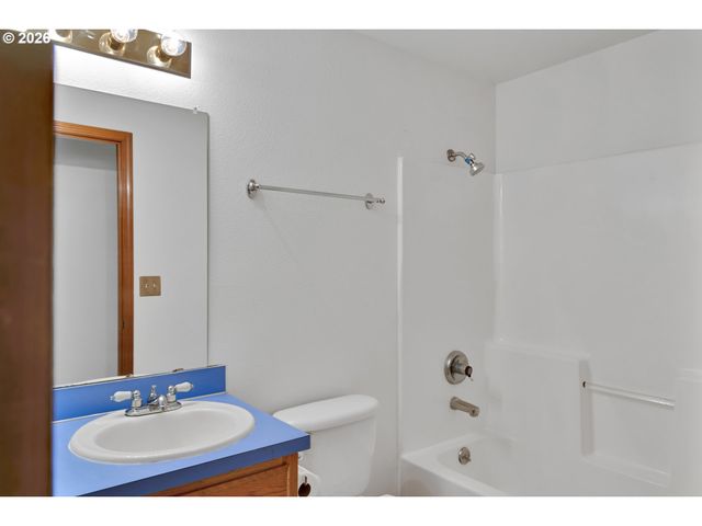 210 S MEREDITH Dr, Newberg, OR 97132