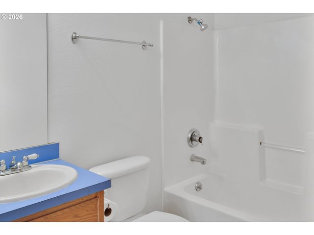 210 S MEREDITH Dr, Newberg, OR 97132