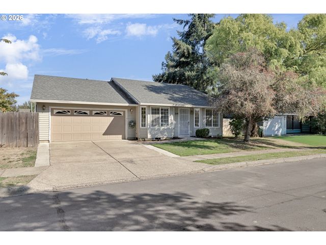 210 S MEREDITH Dr, Newberg, OR 97132