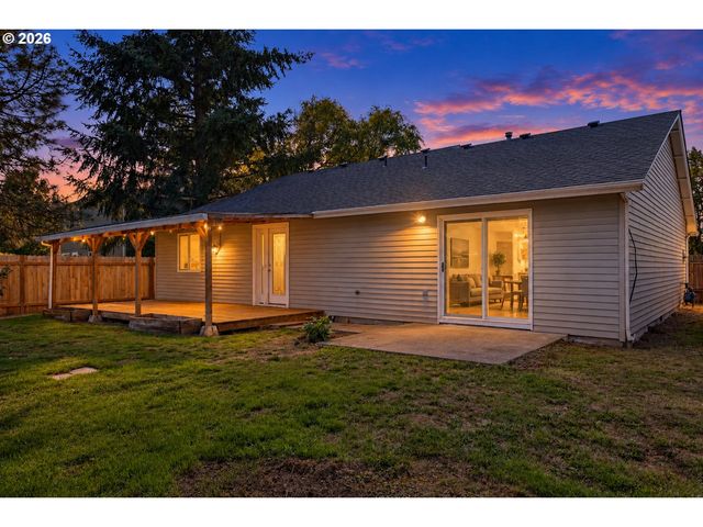 210 S MEREDITH Dr, Newberg, OR 97132