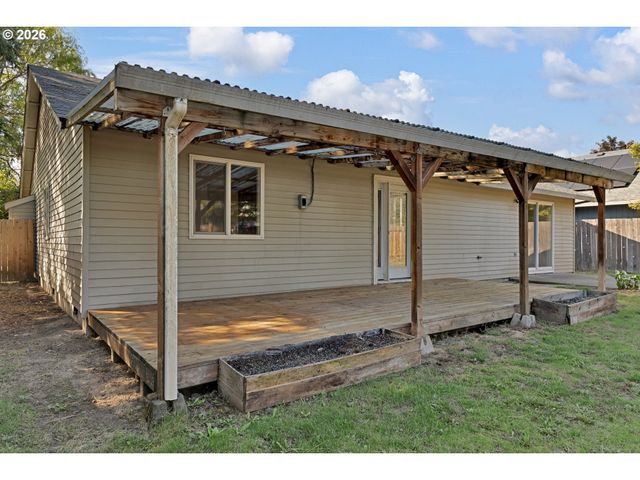 210 S MEREDITH Dr, Newberg, OR 97132
