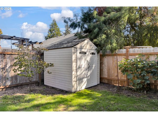 210 S MEREDITH Dr, Newberg, OR 97132