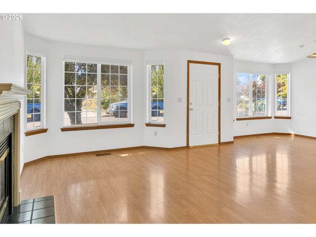 210 S MEREDITH Dr, Newberg, OR 97132