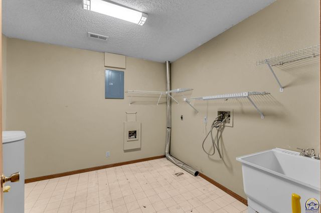 5055 W 117th ST, Carbondale, KS 66414