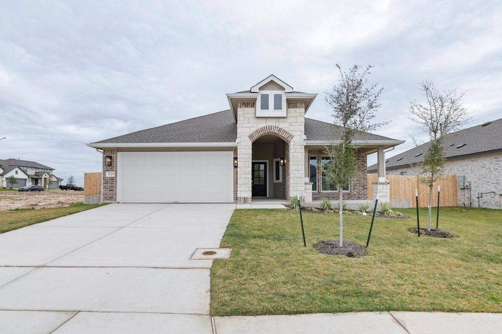 3729 Pin Oak Hills, Seguin, TX 78155