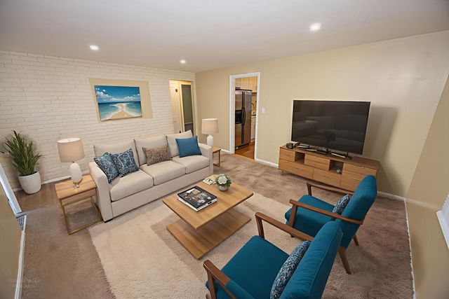 1611 W Glenwood Avenue, Joliet, IL 60435