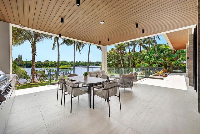 5 Barefoot Lane, Lantana, FL 33462