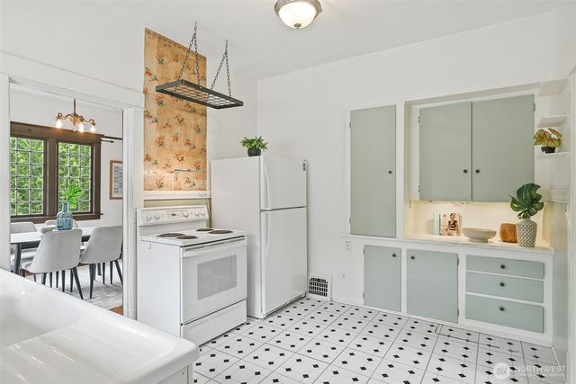 4651 1st Avenue NE, Seattle, WA 98105