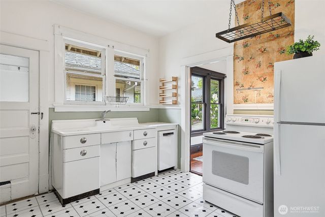 4651 1st Avenue NE, Seattle, WA 98105