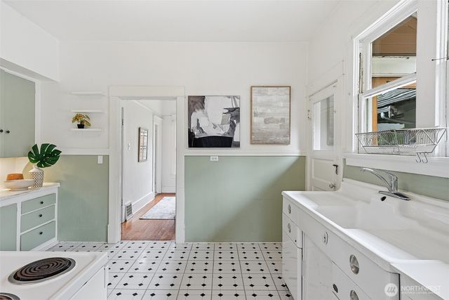 4651 1st Avenue NE, Seattle, WA 98105