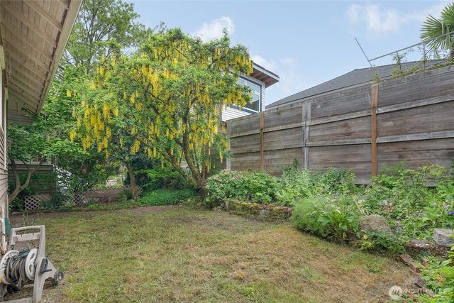 4651 1st Avenue NE, Seattle, WA 98105