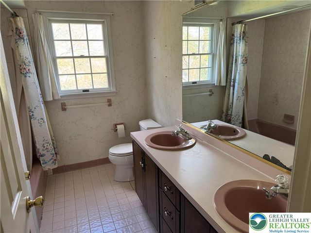 1929 Earls Court, Salisbury Twp, PA 18103