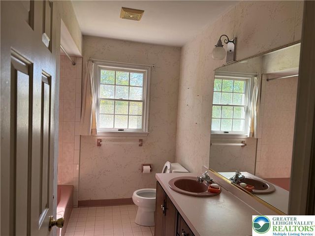1929 Earls Court, Salisbury Twp, PA 18103