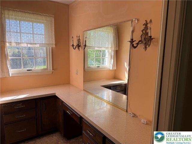1929 Earls Court, Salisbury Twp, PA 18103