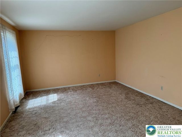 1929 Earls Court, Salisbury Twp, PA 18103