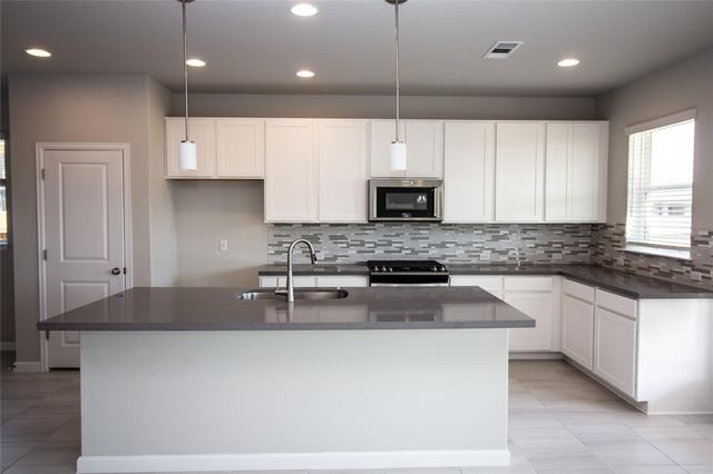 105 Stone fork LN, Hutto, TX 78634