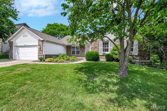 1828 Chateau Du Mont Drive, Florissant, MO 63031