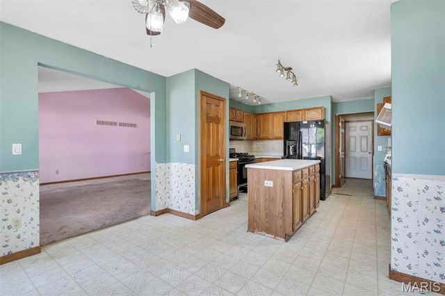 1828 Chateau Du Mont Drive, Florissant, MO 63031