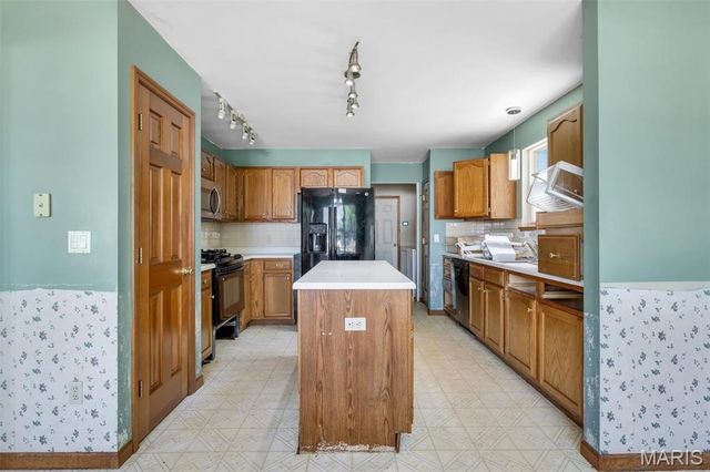 1828 Chateau Du Mont Drive, Florissant, MO 63031