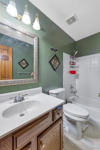 1828 Chateau Du Mont Drive, Florissant, MO 63031