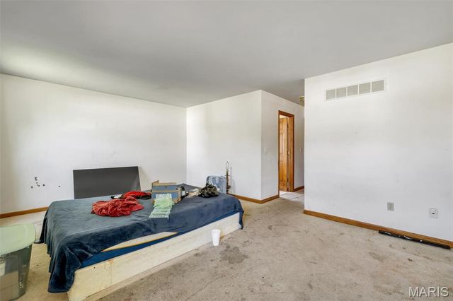 1828 Chateau Du Mont Drive, Florissant, MO 63031