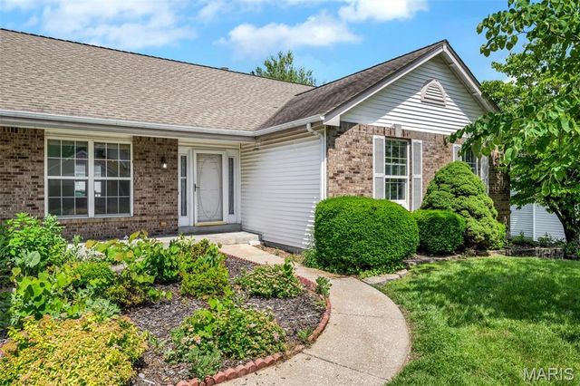 1828 Chateau Du Mont Drive, Florissant, MO 63031