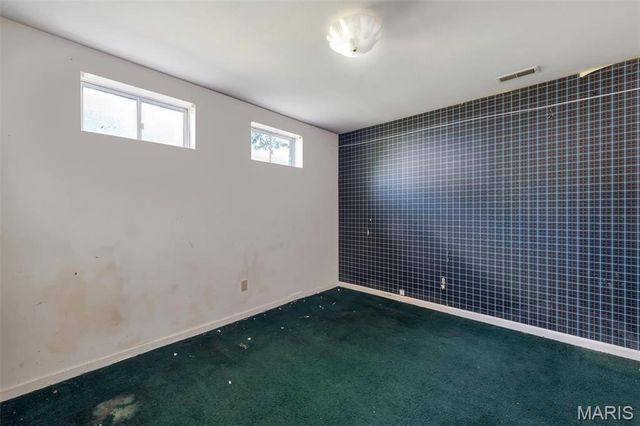 1828 Chateau Du Mont Drive, Florissant, MO 63031