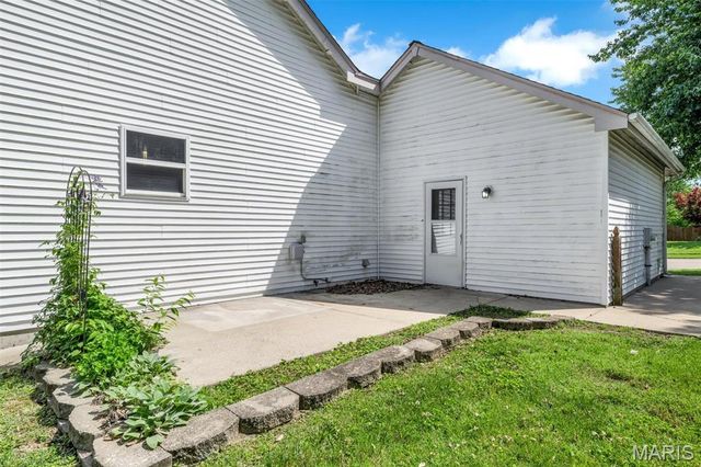 1828 Chateau Du Mont Drive, Florissant, MO 63031