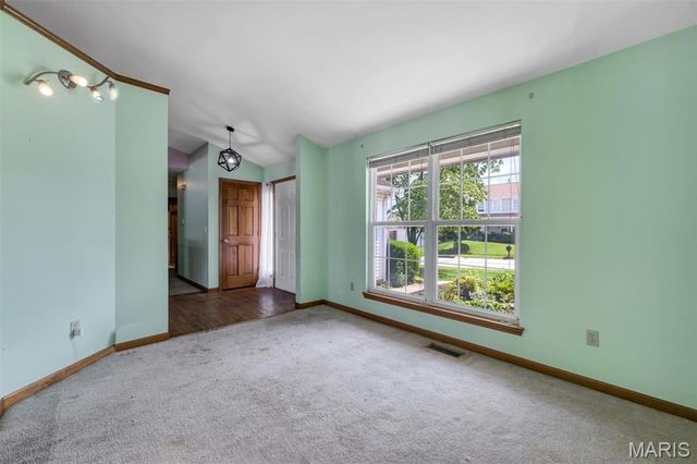 1828 Chateau Du Mont Drive, Florissant, MO 63031