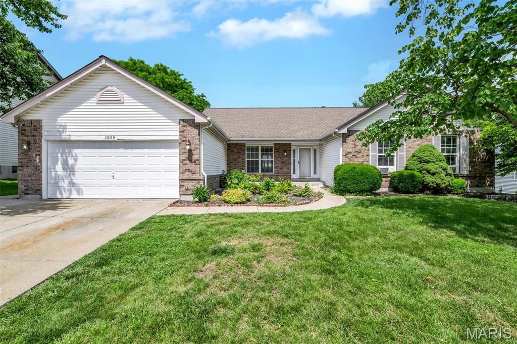 1828 Chateau Du Mont Drive, Florissant, MO 63031