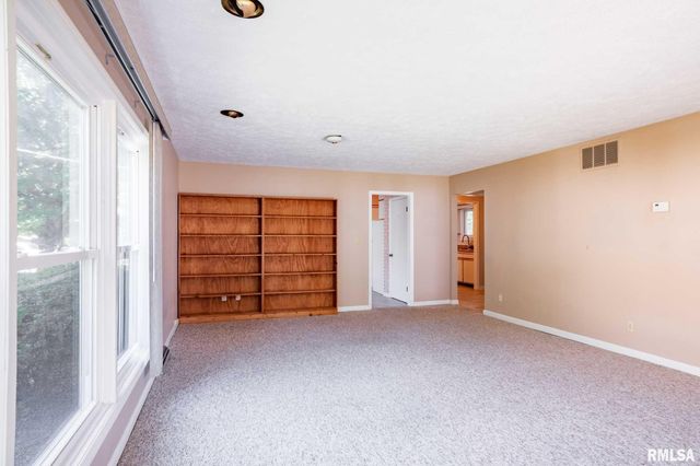 109 Weisbrook Lane, Carterville, IL 62918